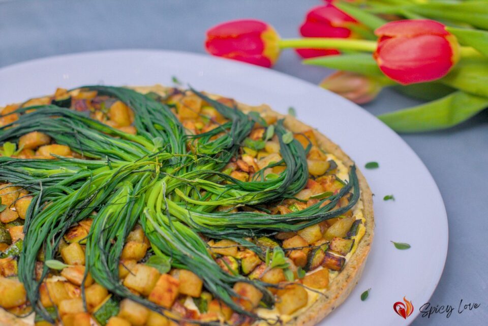 Piatto con torta salata agli agretti.