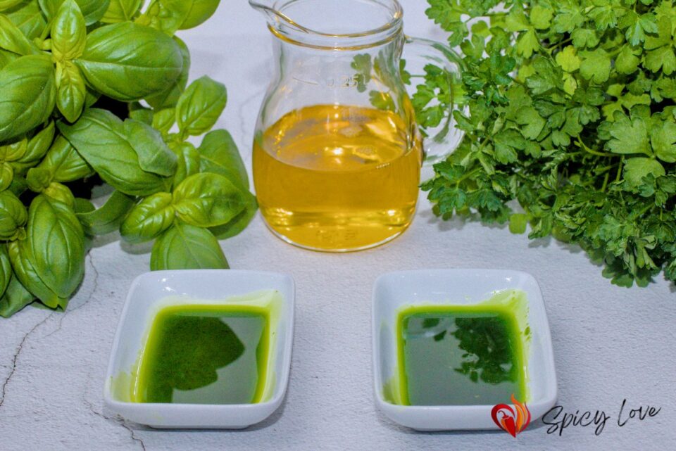 Ricetta dell'olio alle erbe aromatiche.