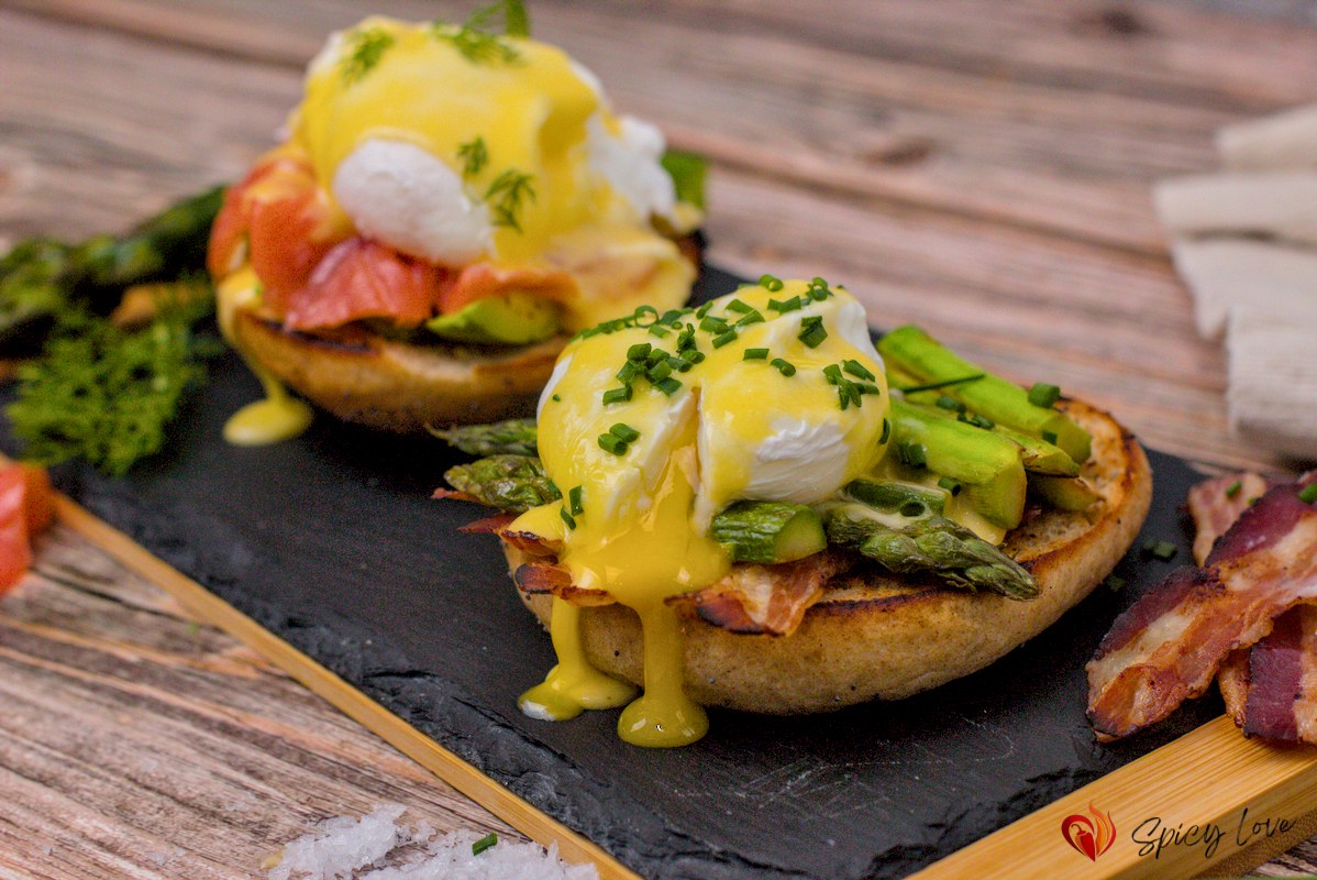 Ricetta delle uova alla benedict su bagel.