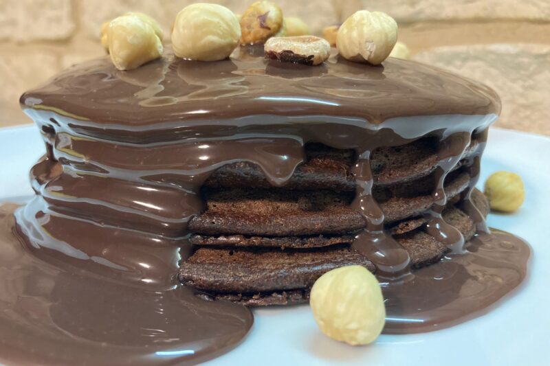 Pancake al cacao ricetta: con nocciole e crema di cioccolato