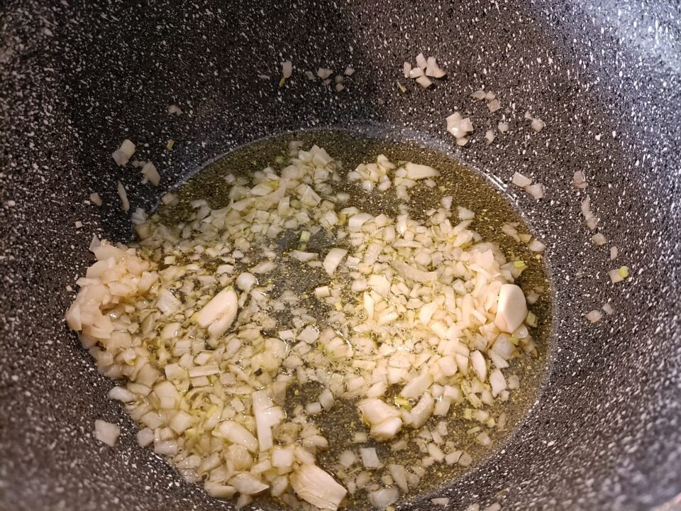 cipolla e aglio soffrigge
