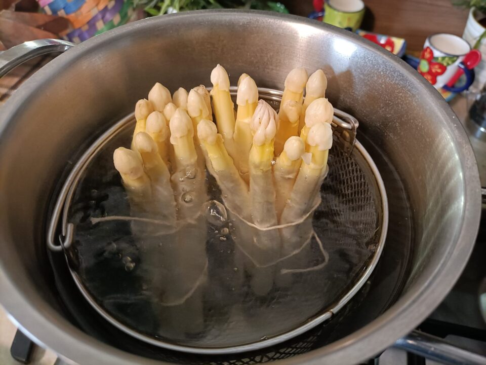 asparagi bianchi in cottura