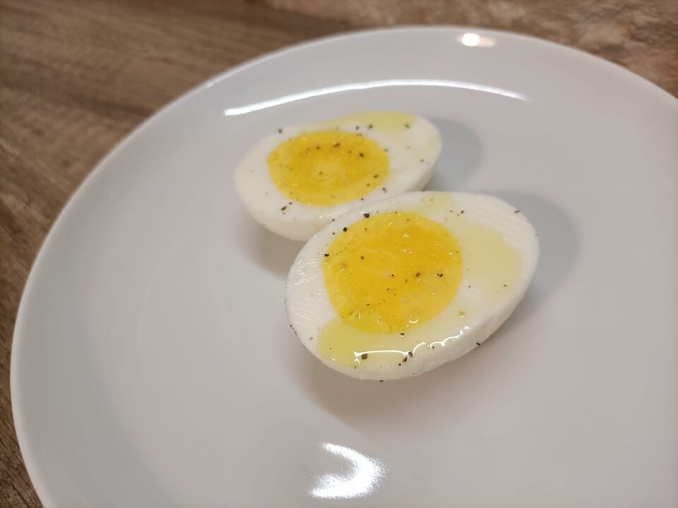 uova sode con pepe e olio