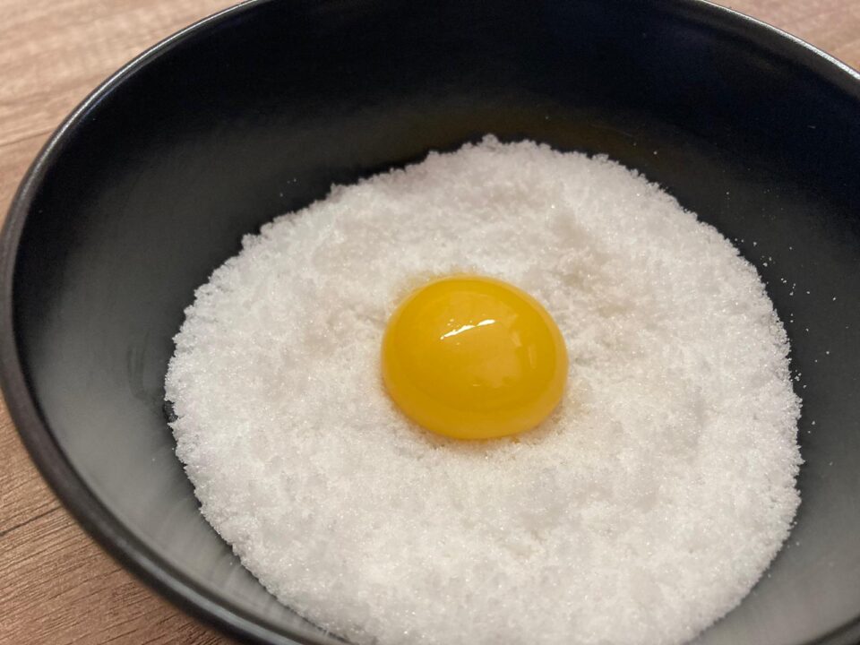 uovo marinato in sale e zucchero