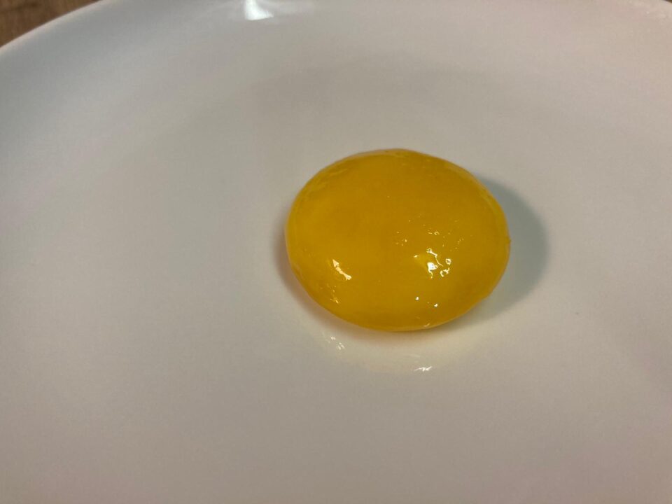 uovo marinato nel piatto