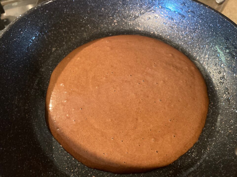 impasto pancake in padella