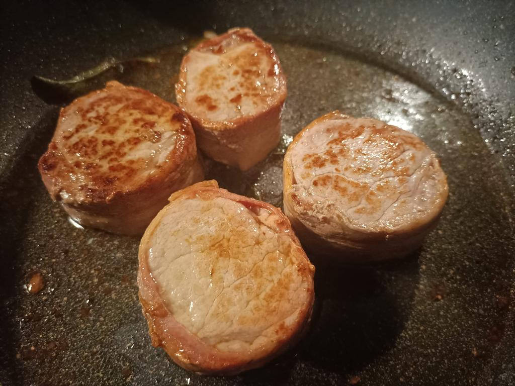 Medaglioni Di Filetto Di Maiale In Padella Con Salsa Roquefort