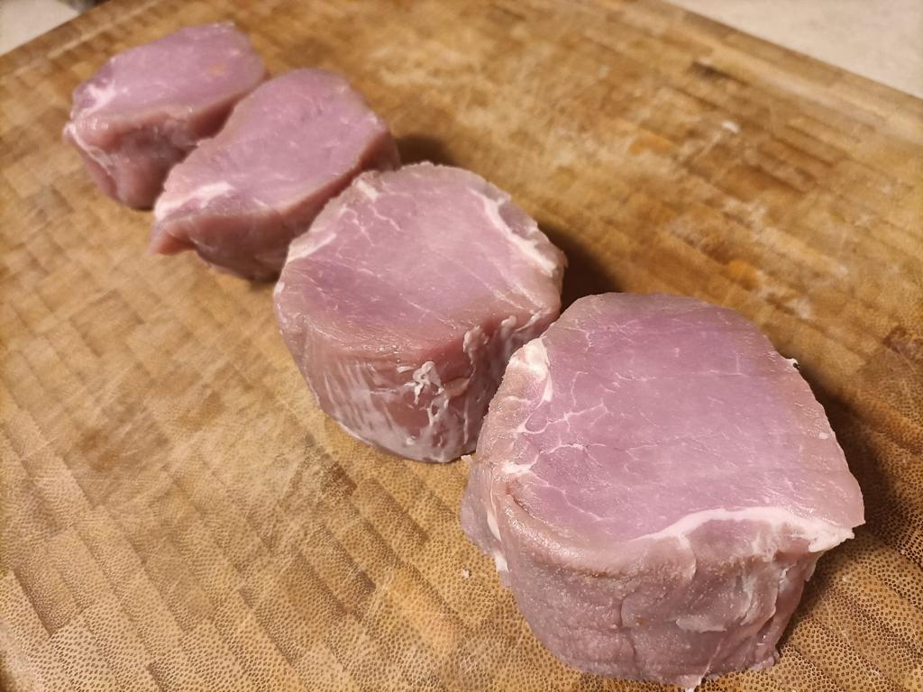 Medaglioni di filetto di maiale in padella con salsa Roquefort