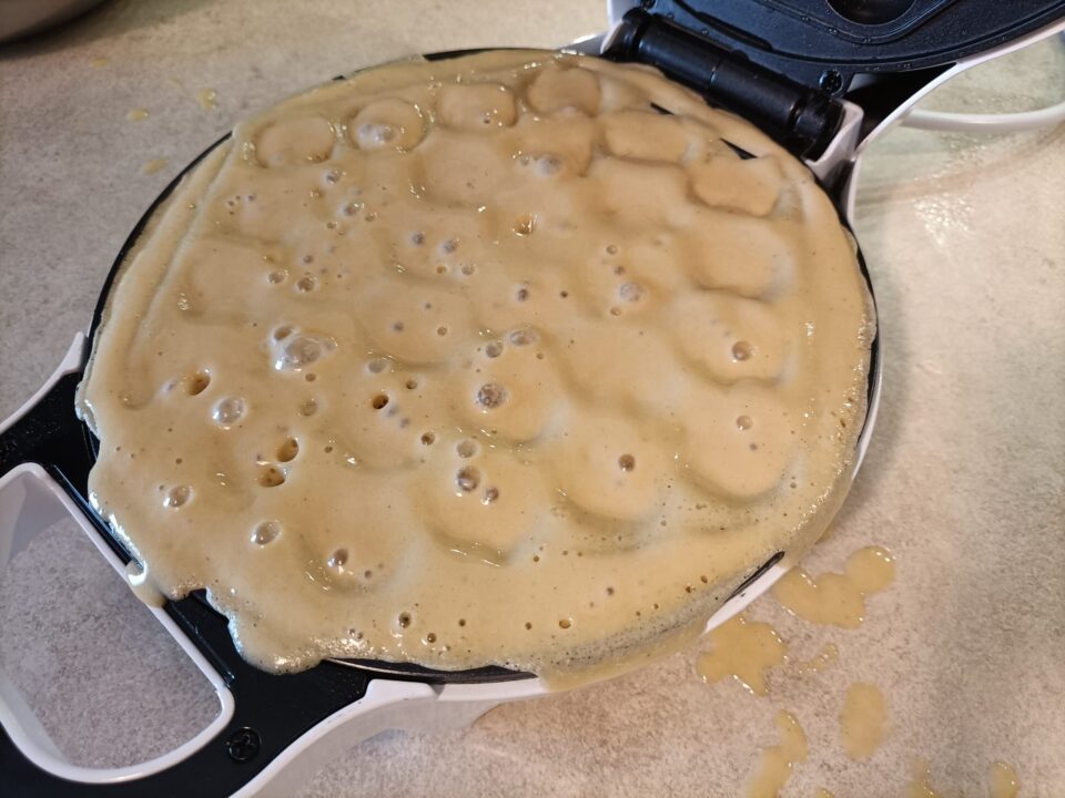 impasto nella macchina per waffle