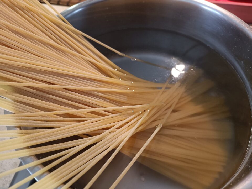 spaghetti in cottura
