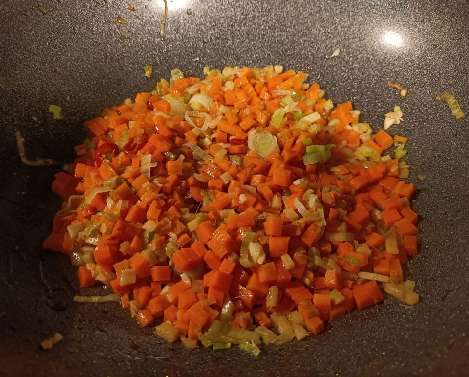metto carote in pentola