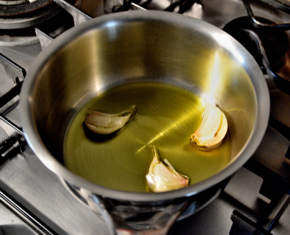 aglio nella casseruola