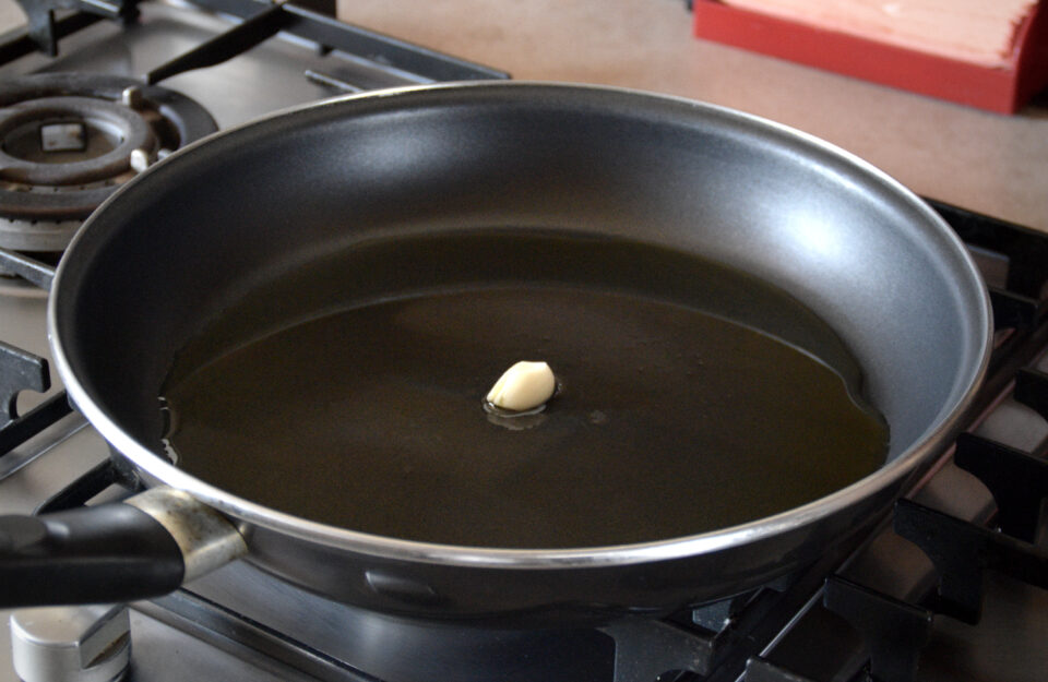 aglio in padella con olio