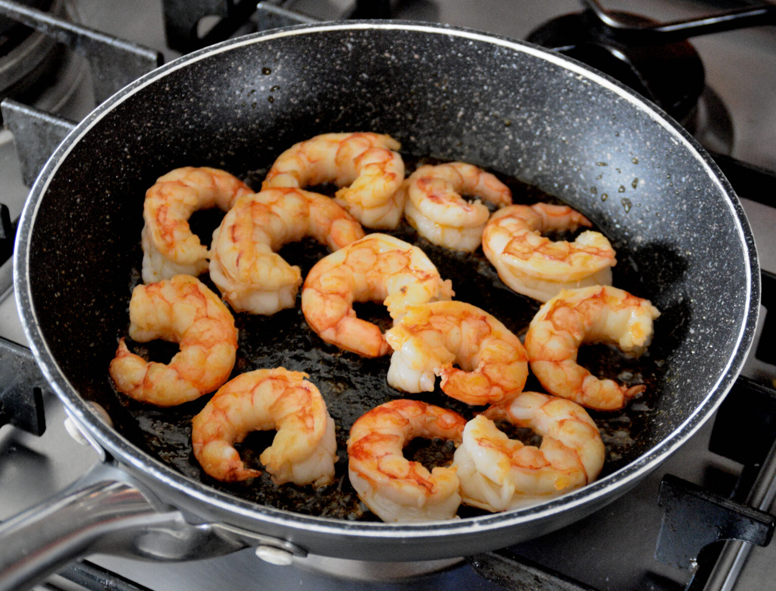 Gamberoni sgusciati in padella: pronti in 5 minuti