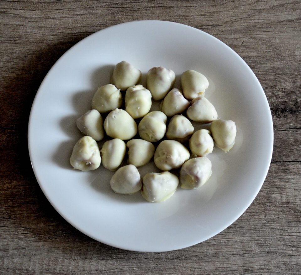 cioccolato bianco che ricopre lamponi