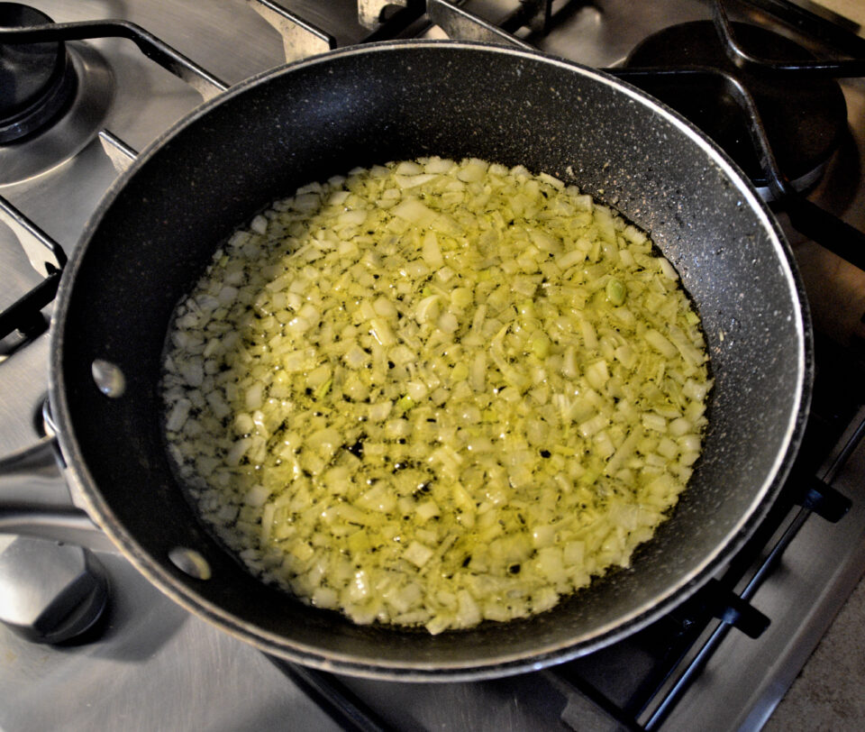 cipolle in cottura con olio evo