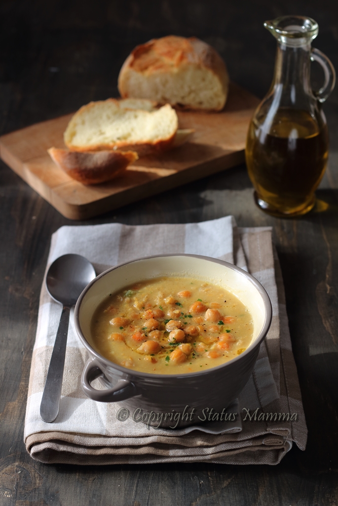 La zuppa di ceci è uno primo piatto unico vegetariano, vegano, economico, semplice e confortante ideale in inverno con l'arrivo dei primi freddi. 