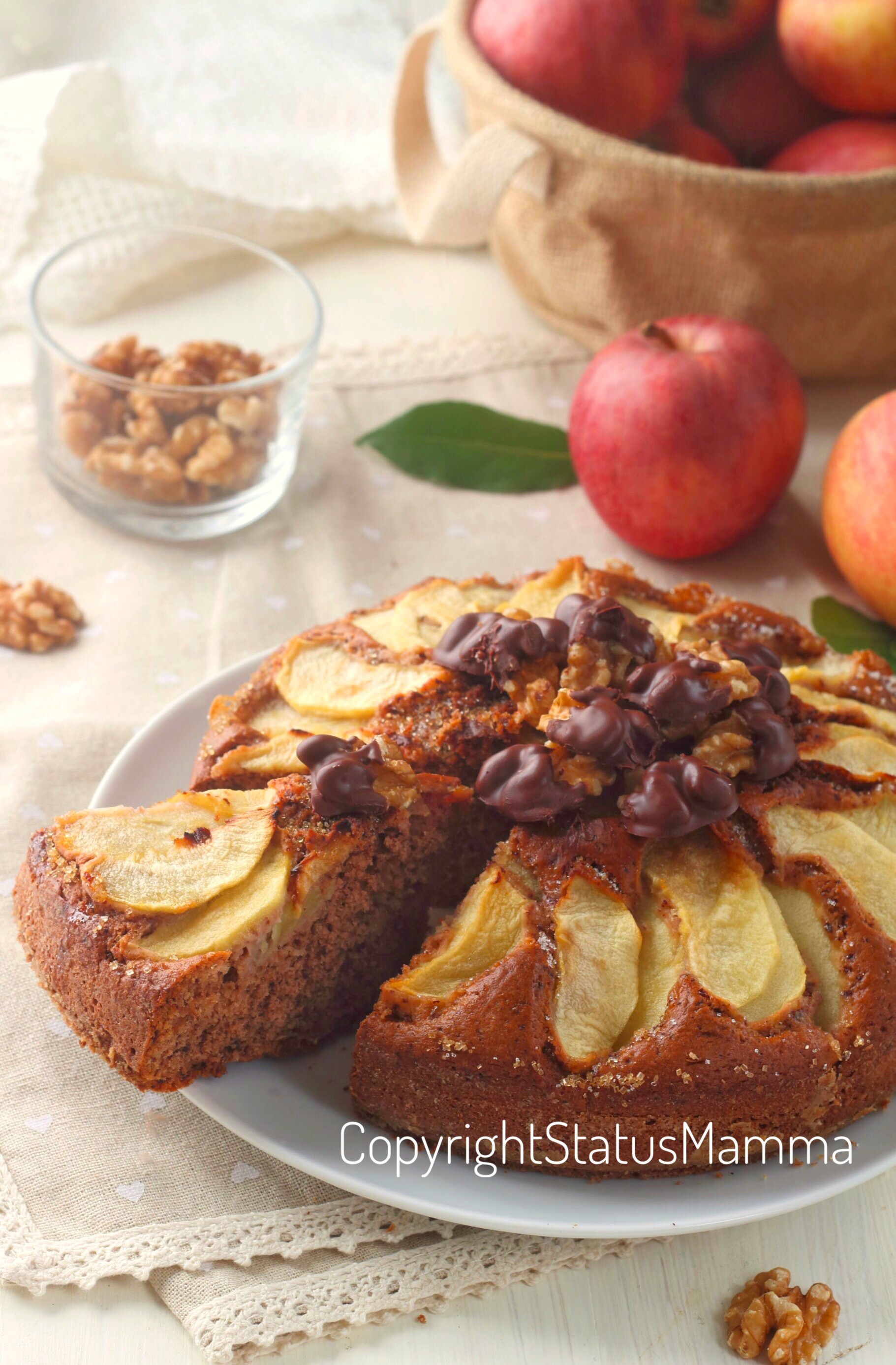 Torta di mele al cioccolato e noci