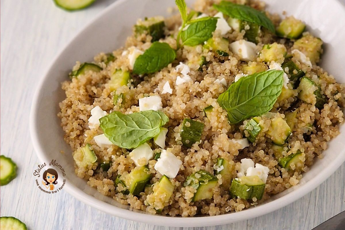 Una ricetta fresca e salutare: la quinoa con zucchine e feta.