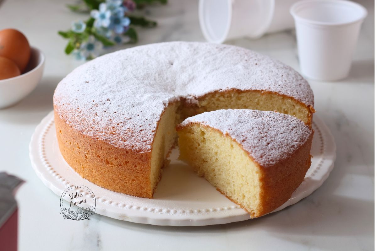 Una Torta allo Yogurt Soffice Senza Bilancia? Ecco la Mitica Torta 7 Vasetti da Provare Subito!