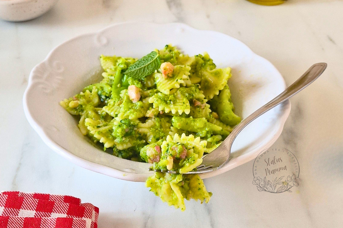 Pasta cremosa con broccoli, pancetta e pinoli: ricetta furba e saporita per far mangiare i broccoli a tutti, pronta in meno di 30 minuti!