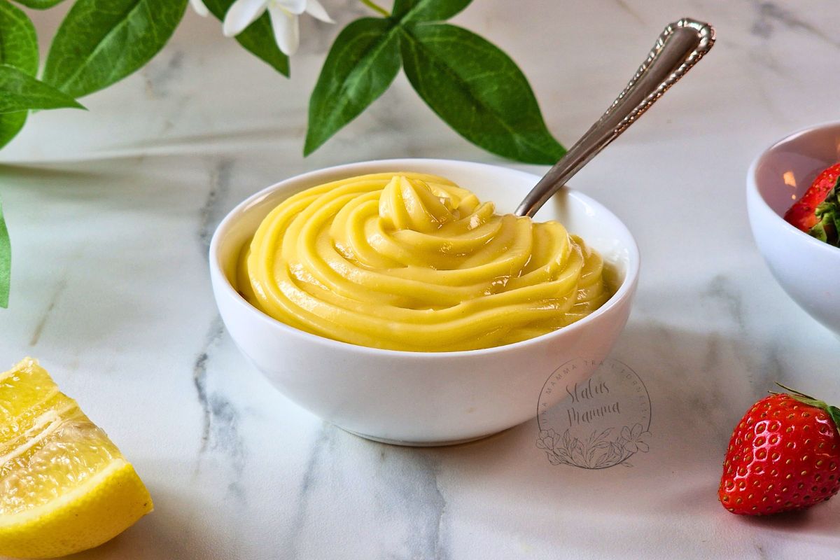 Crema pasticcera densa al limone preparata con Bimby, servita in ciotola da dessert