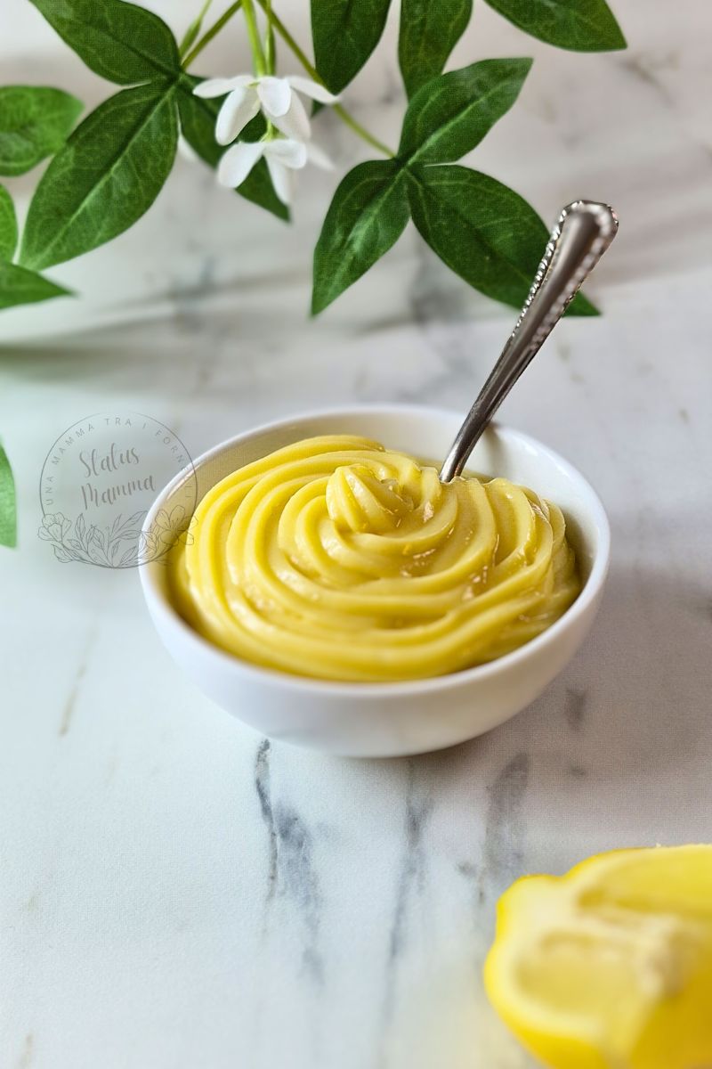 Crema pasticcera densa al limone preparata con Bimby, servita in ciotola da dessert