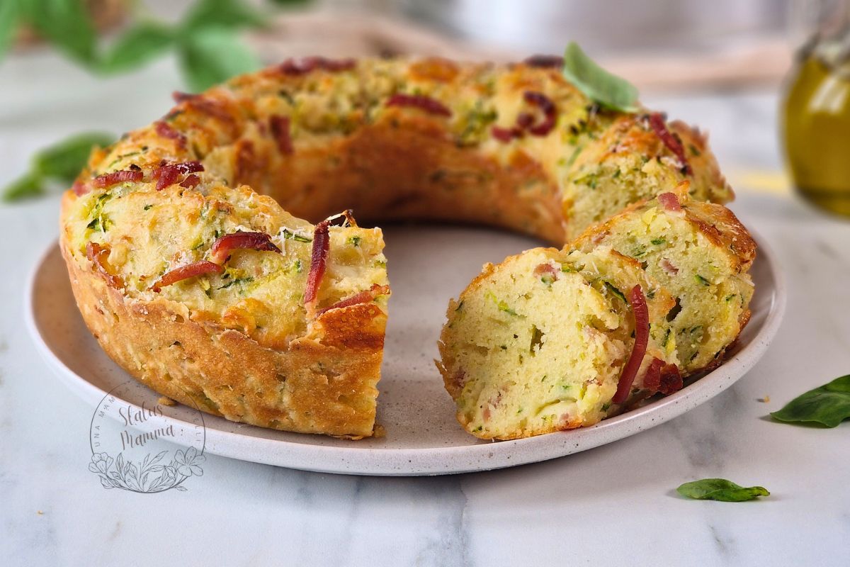 ciambella salata con zucchine grattugiate e speck