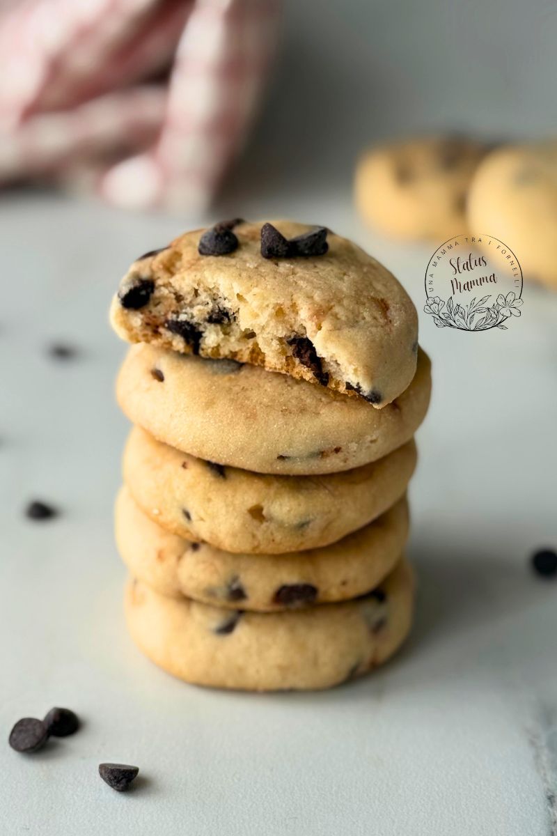 Scopri come preparare biscotti allo yogurt morbidi, golosi e senza uova. Facili da fare e pronti in meno di 30 minuti!