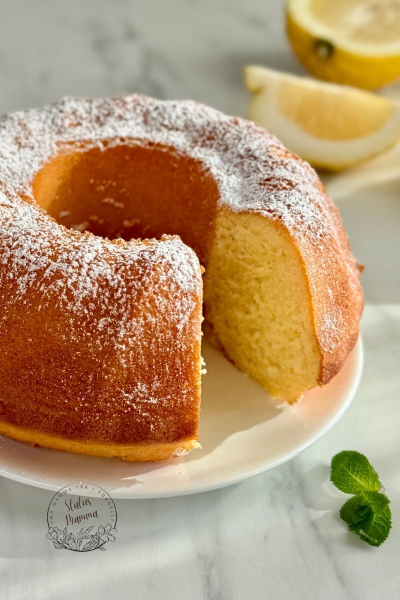 "fetta di ciambella al limone soffice con zucchero a velo e scorza di limone, luce naturale"