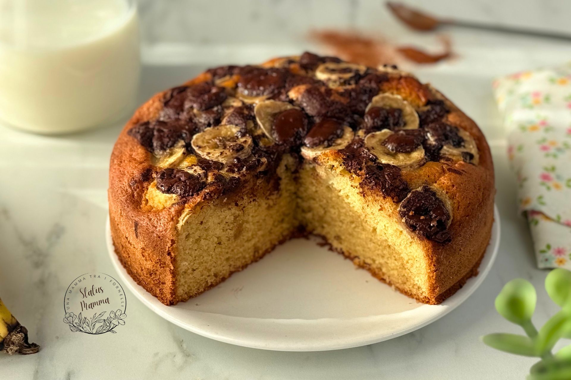 Torta banana e cioccolato soffice appena sfornata su stampo da 22 cm, pronta da servire