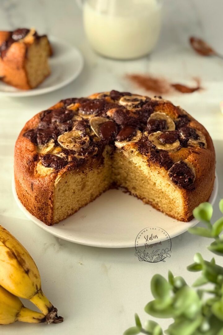 Torta banana e cioccolato soffice appena sfornata su stampo da 22 cm, verticale