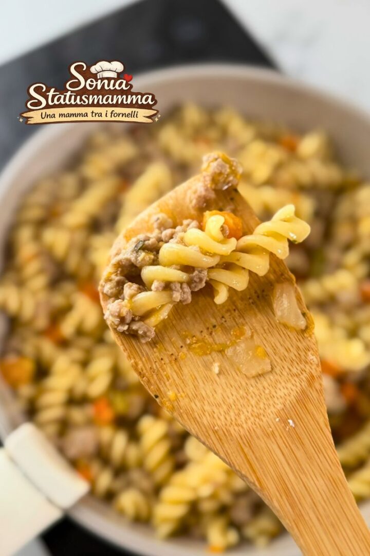 Primo piano di fusilli al ragù bianco dove si vede la cremosità del condimento.