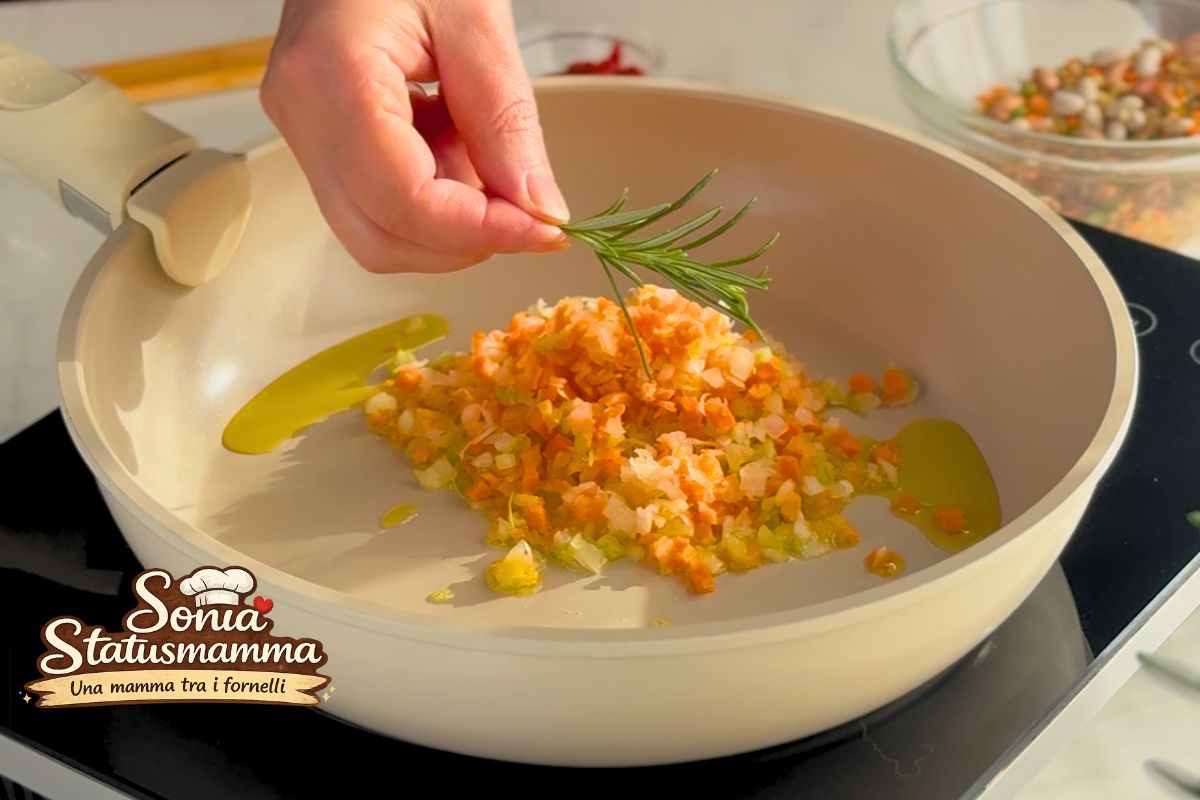 Soffritto di verdure per minestra di cereali e cavolo nero