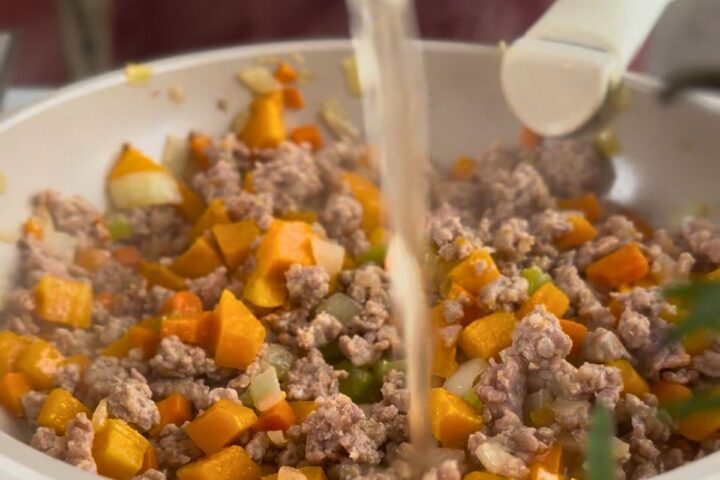 brodo o vino che sfuma il condimento del ragu bianco