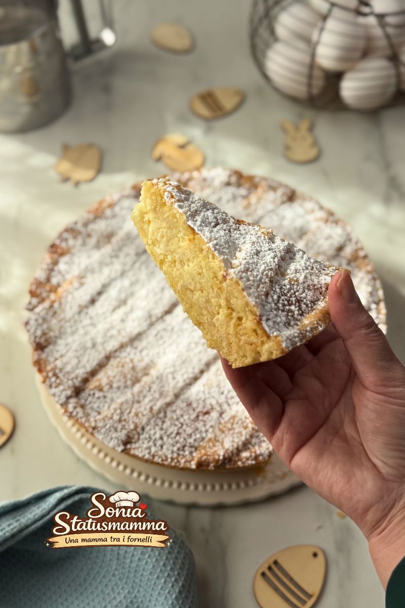 Pastiera di riso tradizionale intera con 7 strisce di frolla allo strutto su piano di marmo, inquadratura verticale.