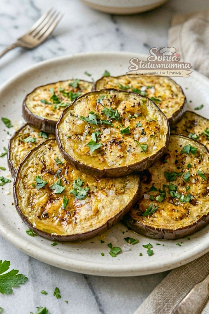 Melanzane grigliate in friggitrice ad aria ricetta veloce estiva foto verticale