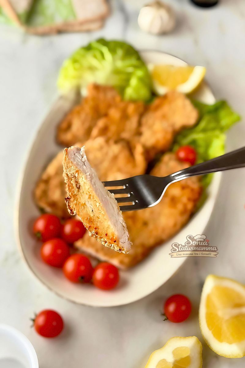Cotolette di pollo allo yogurt croccanti preparate in casa foto verticale