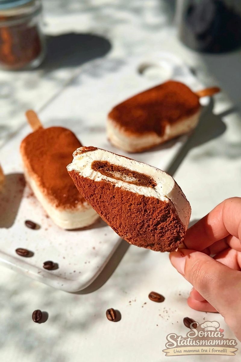 Gelato al Tiramisù su stecco scatto verticale