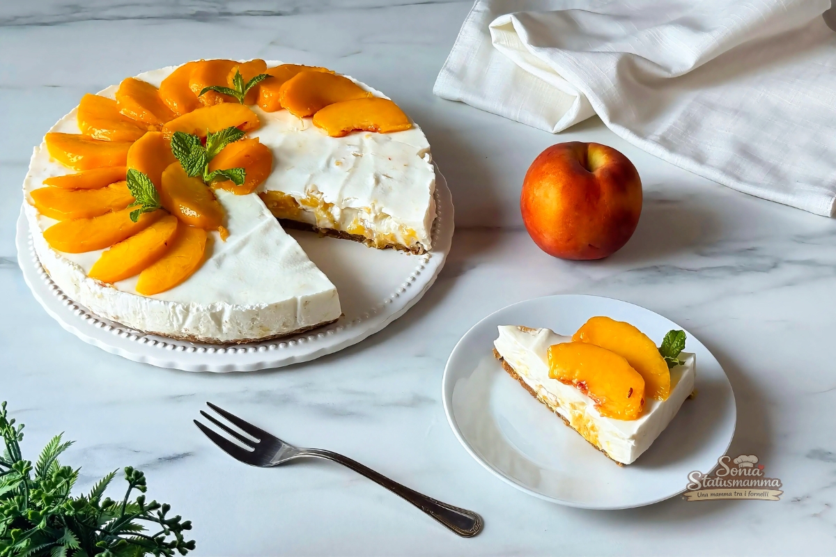 Cheesecake Fredda allo Yogurt greco e pesche il dolce salvacene che conquista tutti in estate