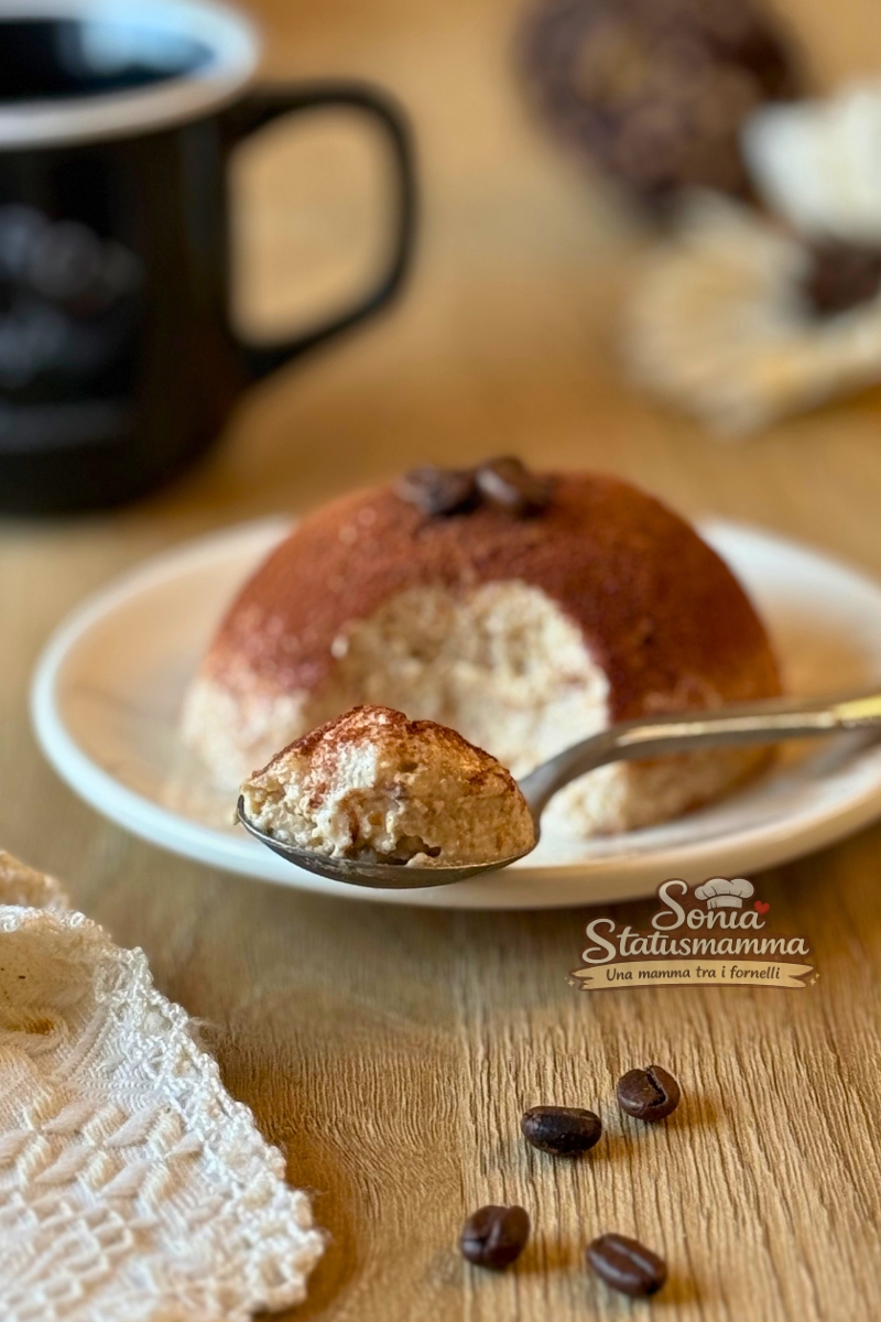 Cupoletta al Tiramisu Senza Zucchero: IL Dolce Cremoso al Cucchiaio Pronto in 5 minuti - dolce senza cottura in un piattino rotondo con cucchiaino