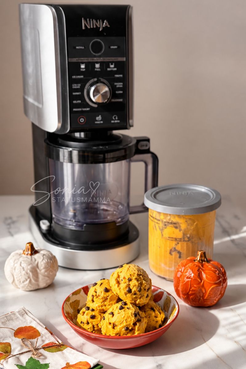Gelato alla zucca con gocce di cioccolato accanto alla macchina Ninja Creami sul piano della cucina. 2