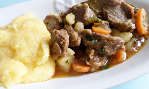 Gulasch di manzo con verdure miste