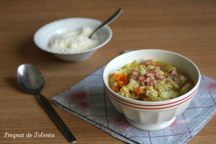 zuppa di cavolo verza con salsiccia