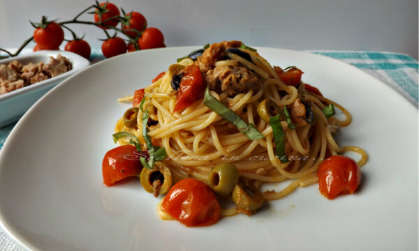 Spaghetti con tonno e pomodorini