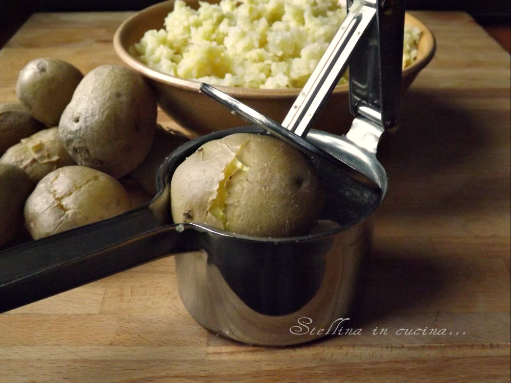 Schiacciare le patate bollite senza pelarle