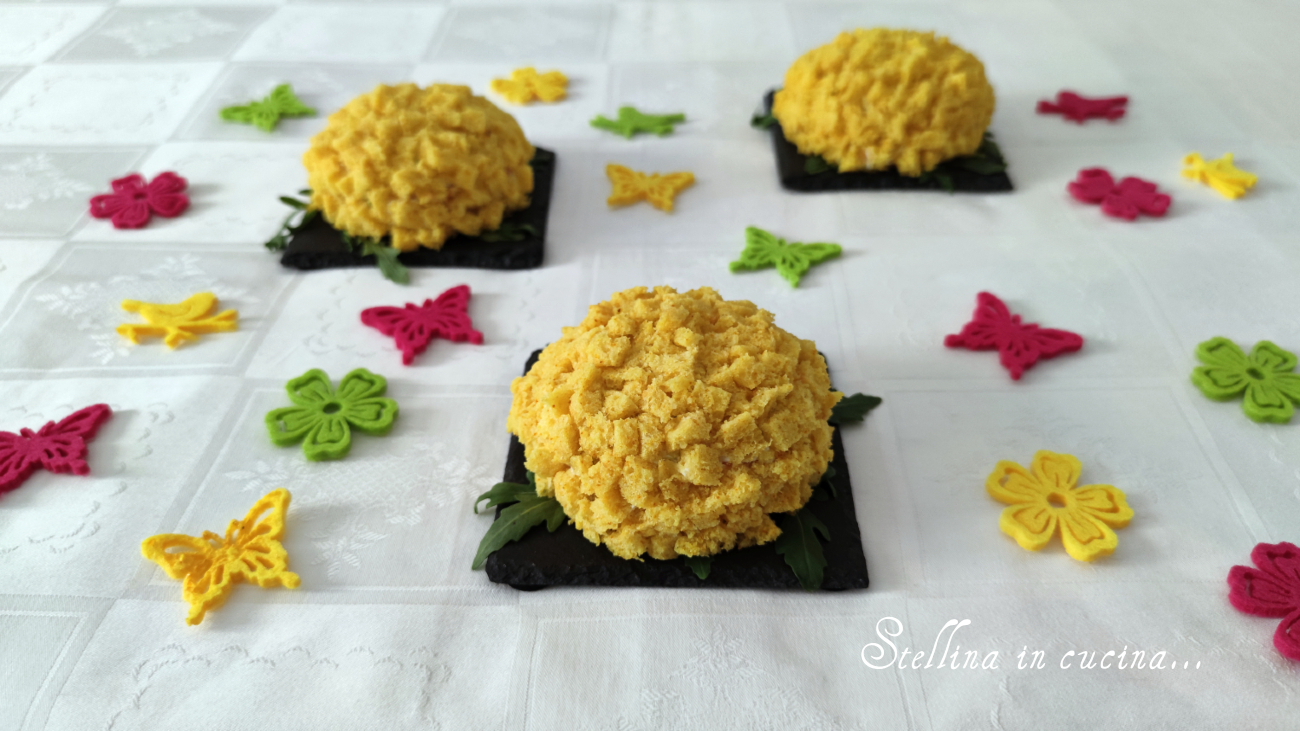 Tortina mimosa salata con pane alla curcuma e salmone