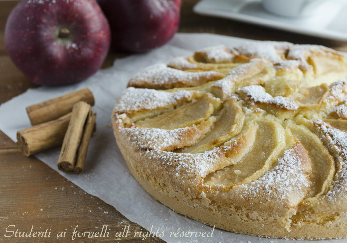 Torta di mele e panna nell'impasto soffice e golosa, ricetta