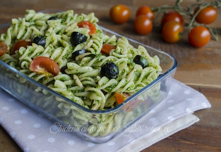 pasta fredda pesto di rucola olive e pinoli pomodorini ricetta insalata di pasta fredda vegetariana gustosa