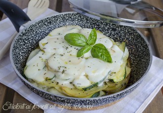 parmigiana patate e zucchine in padella con mozzarella e scamorza ricetta estiva senza forno secondo gustoso parmigiana bianca
